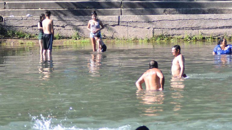 El balneario sigue cerrado pero la gente no acata la disposición.