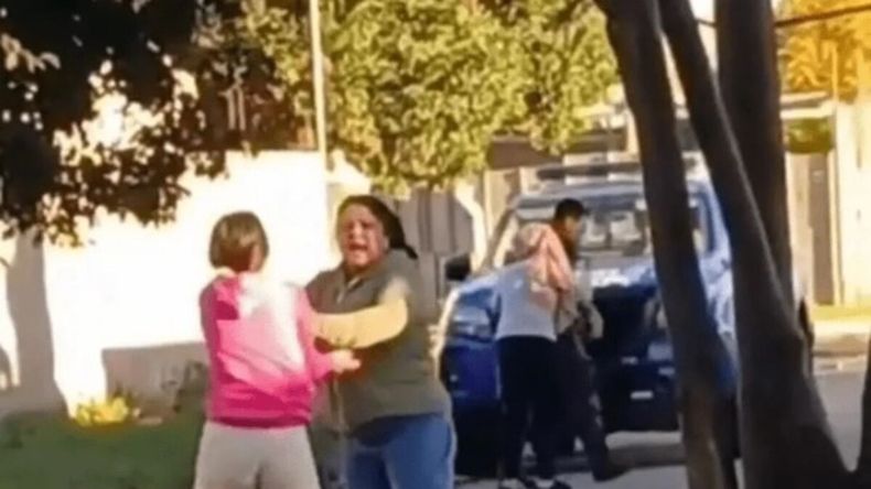 La adolescente terminó con su cara cubierta de sangre y fue trasladada a un hospital.