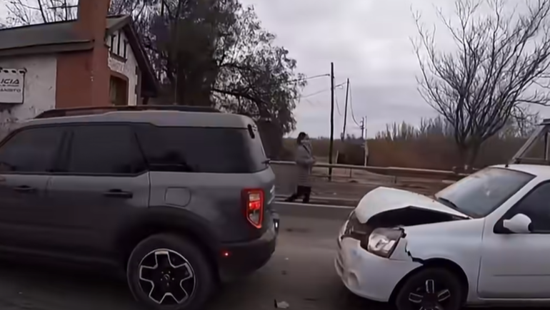 Las imágenes registradas por un conductor expusieron el impacto entre un auto y una camioneta frente al puesto policial.