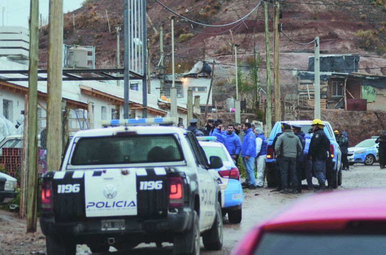 La Policía y el fiscal durante el levantamiento del cadáver de Jesús Soazo. La Policía y el fiscal durante el levantamiento del cadáver de Jesús Soazo.
