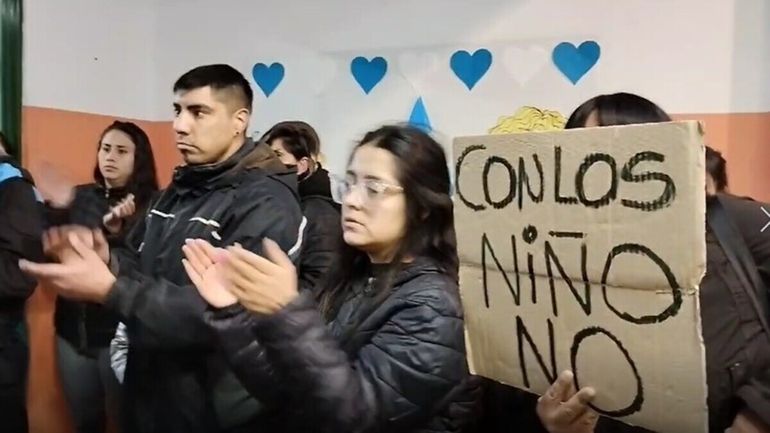 Padres de alumnos en una protesta en la escuela de Trelew donde una maestra fue acusada de abuso sexual. Padres de alumnos en una protesta en la escuela de Trelew donde una maestra fue acusada de abuso sexual.