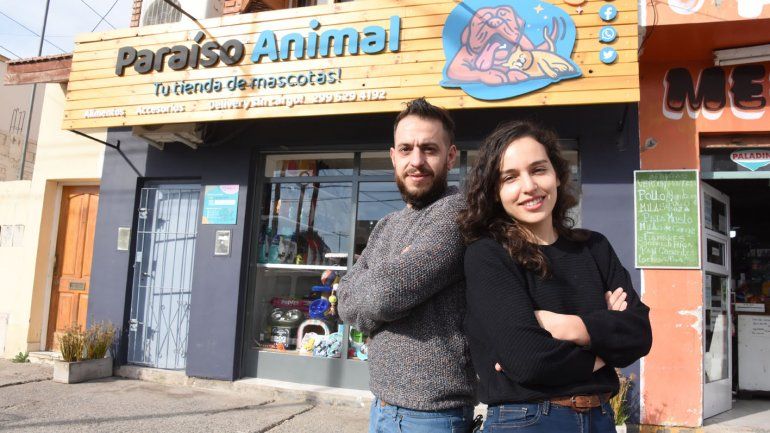 Varados por la cuarentena se reinventaron como emprendedores: van por su segunda tienda de mascotas