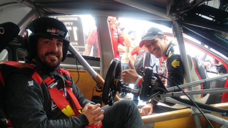 Fernando Alonso manejó el Corolla de Matías Rossi en Buenos Aires