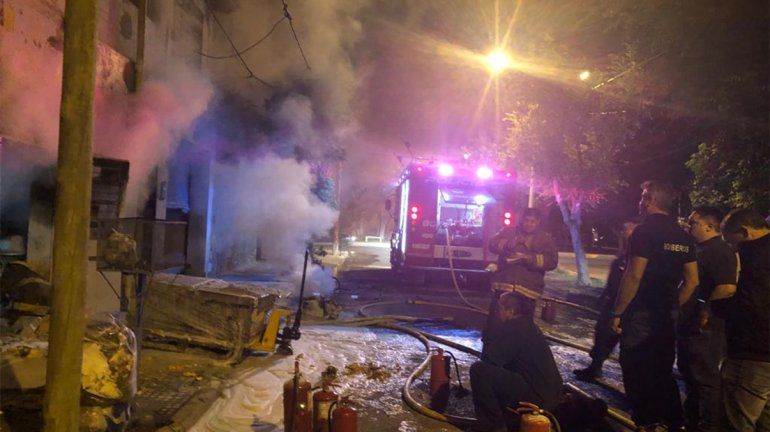 El incendio de un deposito de productos químicos atemorizó a los vecinos del centro oeste