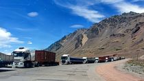por cambios de criterios en chile, hay 2.700 camiones varados en la frontera