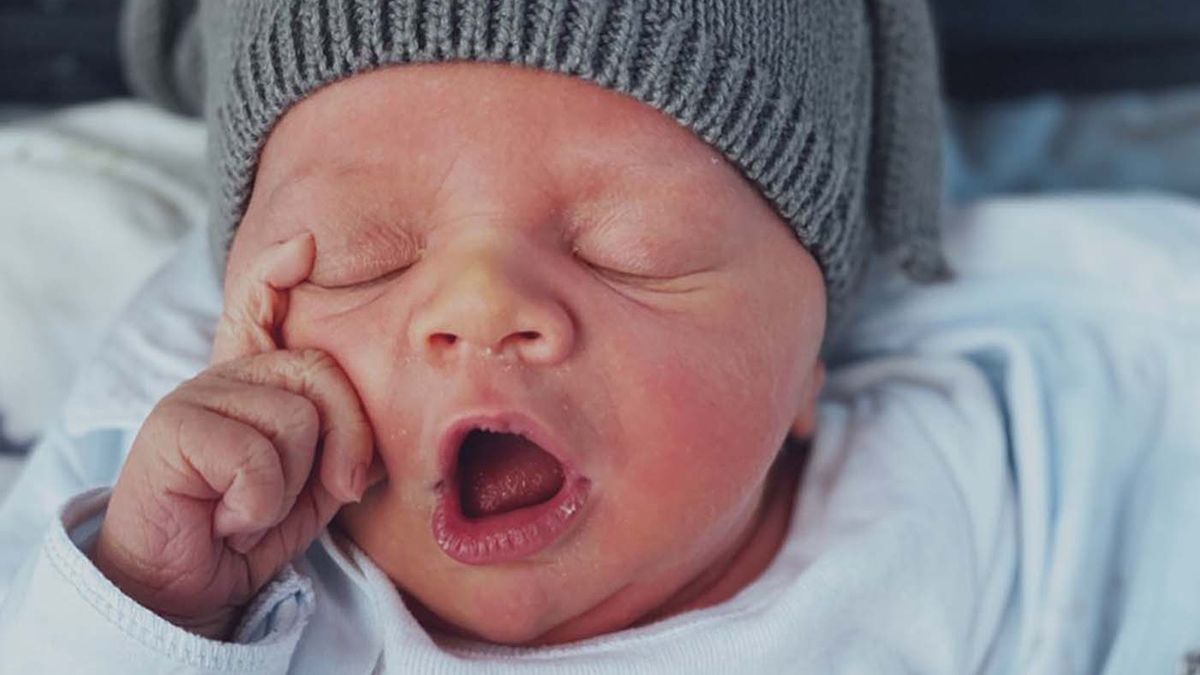 El tierno gesto de un niño con su hermano pequeño en pleno partido