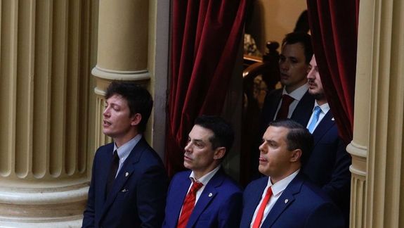 Las perlitas de la sesión: el prendedor de Caputo