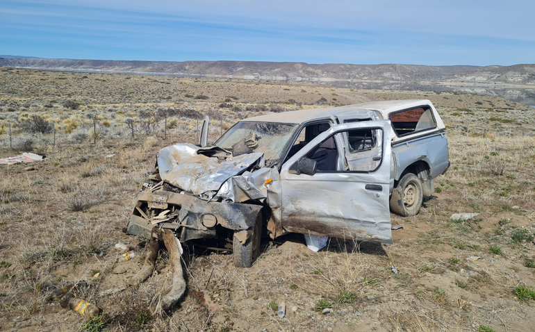 El camión viajaba en sentido al sur, mientras que la camioneta en dirección a Piedra del Águila.