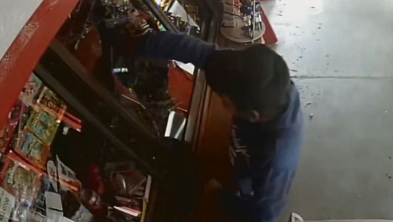 Violento episodio en un kiosco del centro: un hombre rompió un vidrio a las piñas