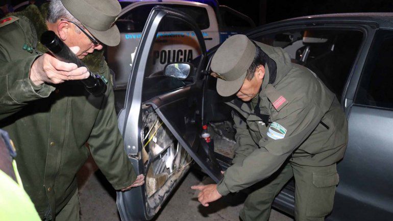 El perro de Gendarmería detectó la droga en los paneles laterales de un VW Fox que circulaba por la Ruta 40. Los 25 ladrillos de cocaína y dos de los tres jóvenes detenidos por la Policía.