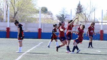 Confluencia le ganó la ida a Independiente de Trelew. Fotos: Claudio Espinoza Confluencia le ganó la ida a Independiente de Trelew. Fotos: Claudio Espinoza
