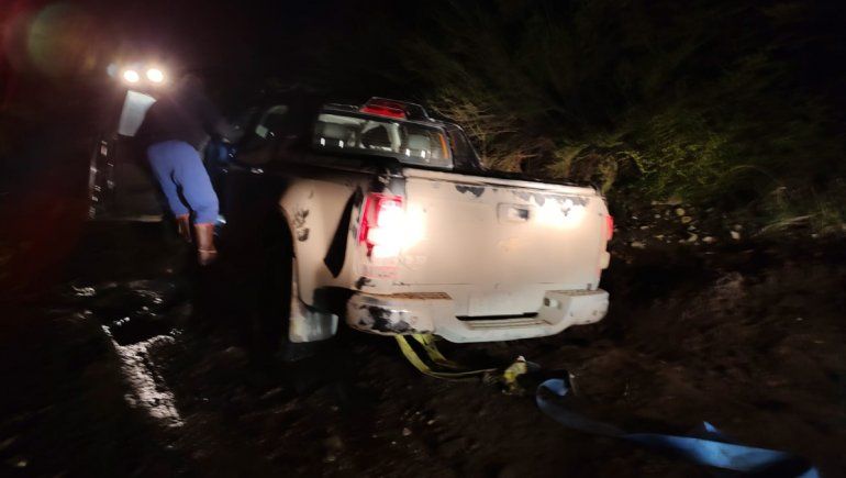 Difícil rescate de cuatro turistas varados en una ruta provincial detonada