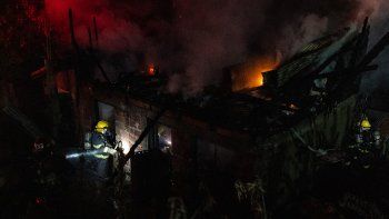 Un incendio destruyó una vivienda: un herido