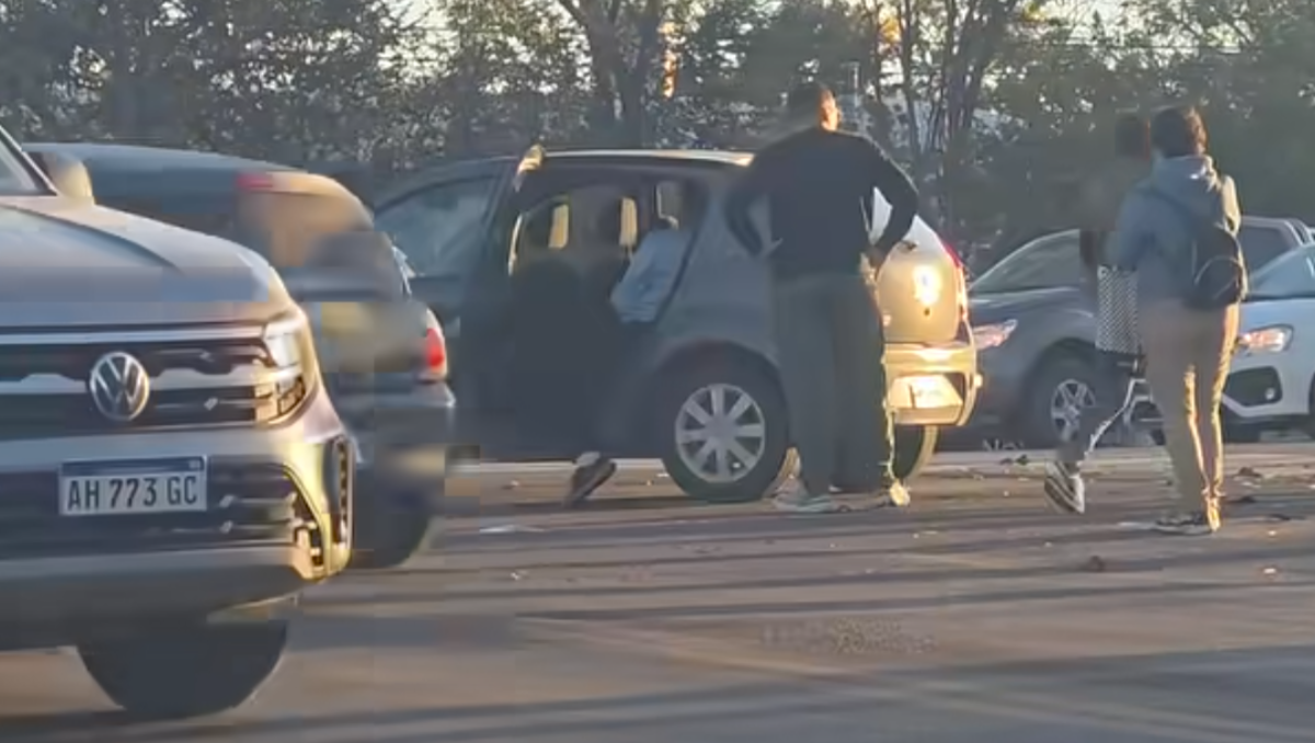 Dos automovilistas protagonizaron un fuerte choque en la intersección de Avenida Mosconi y Bahía Blanca.