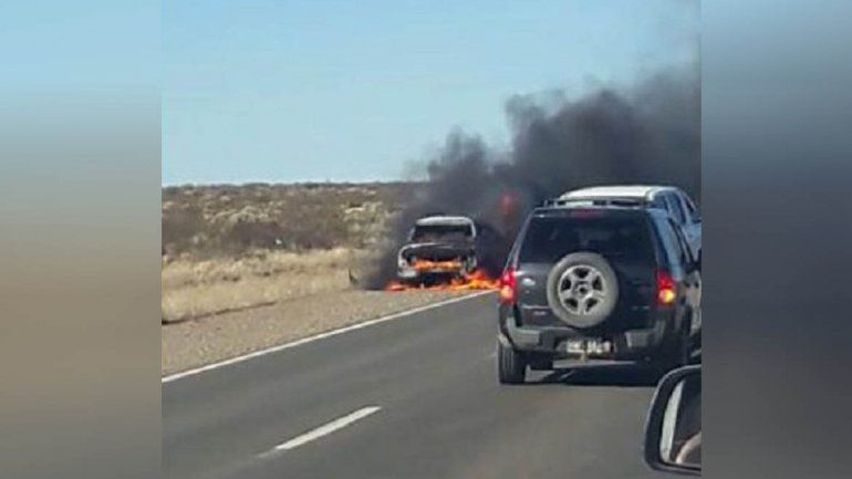 Misterio sobre la Ruta 22: una camioneta fue consumida por las llamas cerca de Challacó