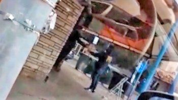 grave: policias sin barbijos y compartiendo una botella grave: policias sin barbijos y compartiendo una botella