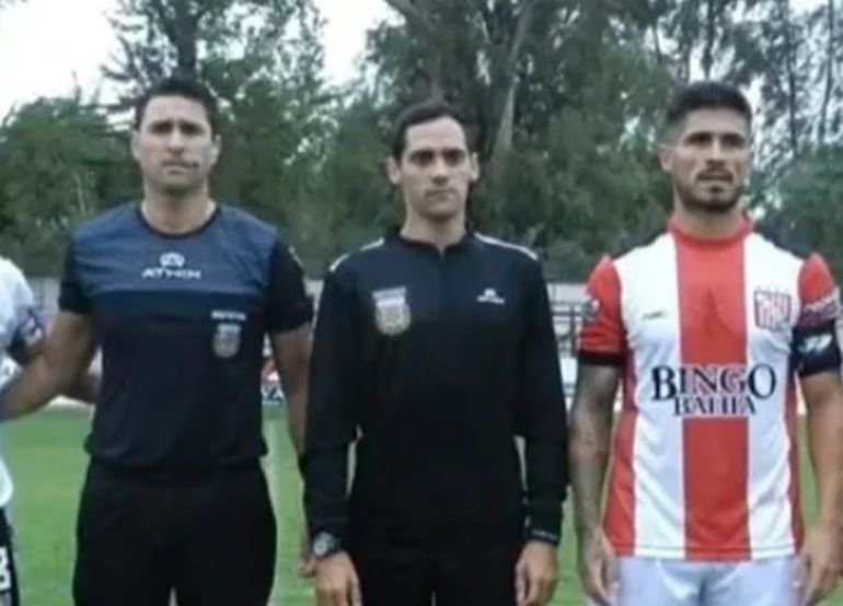 Sanz, el primero desde la izquierda, tiene una colección de estos arbitrajes. Foto: archivo Sanz, el primero desde la izquierda, tiene una colección de estos arbitrajes. Foto: archivo