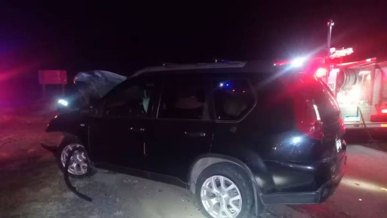 Las personas que viajaban en la camioneta SUW Nissan resultaron heridas, pero están fuera de peligro. Foto: Infobae. Las personas que viajaban en la camioneta SUW Nissan resultaron heridas, pero están fuera de peligro. Foto: Infobae.