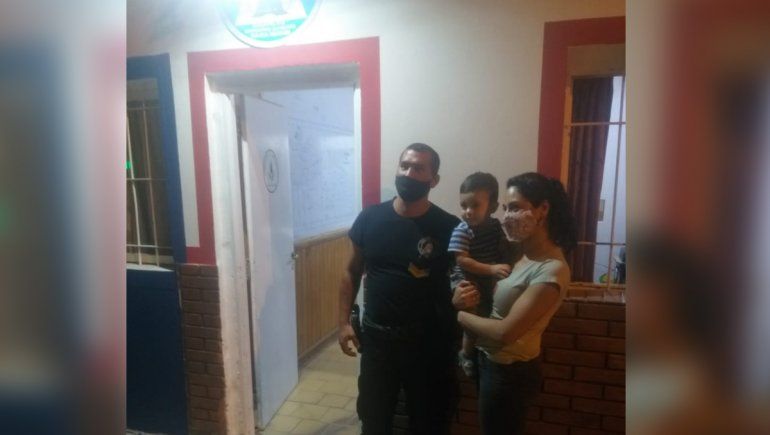 Emoción: bombero salvó a un bebé que se ahogó con yerba