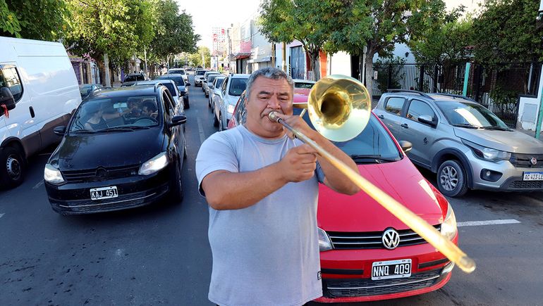 Se quedó sin trabajo y el trombón lo salvó: la historia del hombre que toca en los semáforos de la ciudad