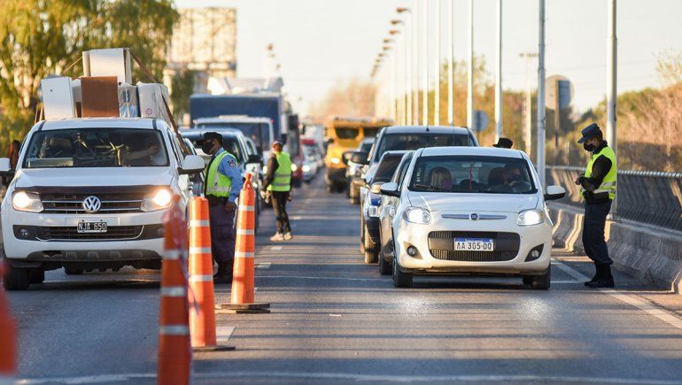Por no ser esenciales, rechazaron en los puentes a 70 vehículos provenientes de Cipolletti
