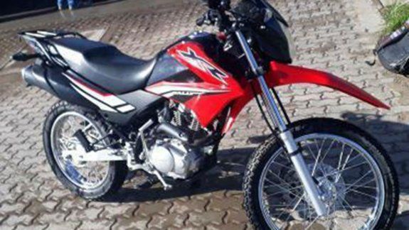 A mano armada le robaron la moto a un joven en el río