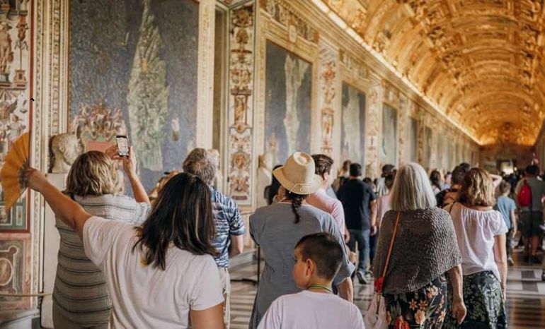Visitantes en los museos del Vaticano. Visitantes en los museos del Vaticano.