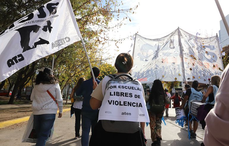 En la escuela donde agredieron a las directoras por ahora no volverán a clases