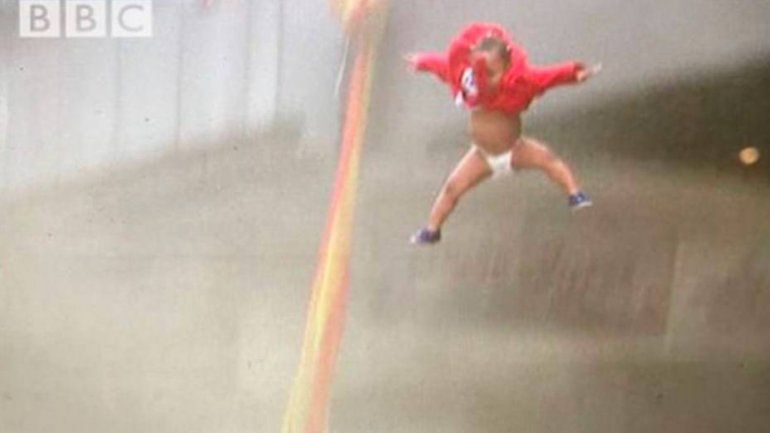 Viral: una madre lanzó a su hija al vacío para salvarla de un incendio