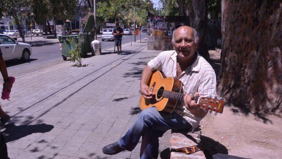 En las calles por Don Goyo. En la actualidad, Juan Carlos Garcés se dedica a difundir la obra de Gregorio Álvarez en cada rincón de la ciudad y también en las fiestas populares, donde lo convocan para honrar la memoria de su amigo, nacido el 28 de noviemb