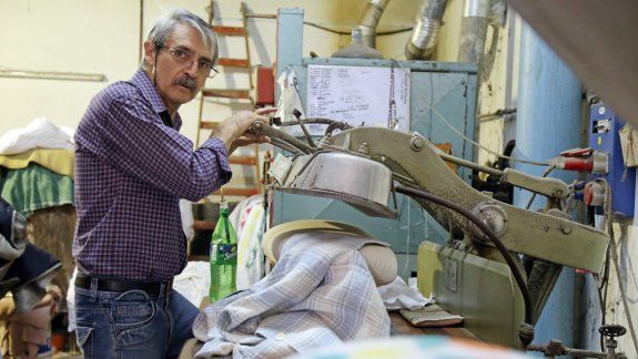 Una vida entre telas y vapores. Aunque se desempeñó en numerosos trabajos, René Cuevas nunca abandonó su pasión por el lavado y planchado de todo tipo de prendas que, de acuerdo con el testimonio de sus clientes, hace de forma magistral y con mucha simpat