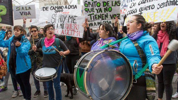 las estudiantes de la unco se protegen con silbatos