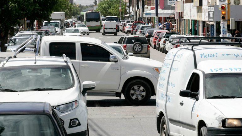 La ciudad se vuelve intransitable por la cantidad vehículos en las calles.