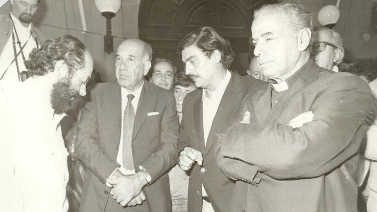 Luis Sapag, Felipe, Jorge Rachid y Jaime de Nevares durante el levantamiento carapintada. Luis Sapag, Felipe, Jorge Rachid y Jaime de Nevares durante el levantamiento carapintada.