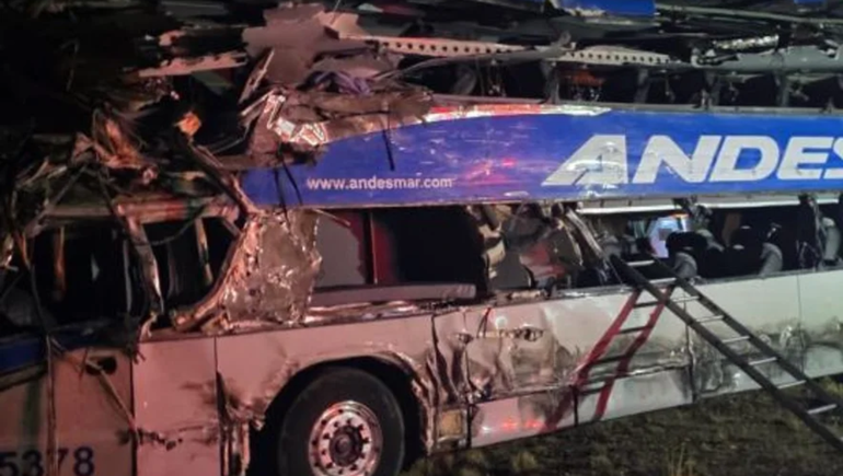 En el choque entre un colectivo y un camión en Santa Cruz murieron cuatro personas. En el choque entre un colectivo y un camión en Santa Cruz murieron cuatro personas.