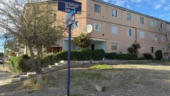 El complejo de departamentos de Comodoro Rivadavia que está clausurado desde el derrumbe del techo del palier, en febrero de 2024. El complejo de departamentos de Comodoro Rivadavia que está clausurado desde el derrumbe del techo del palier, en febrero de 2024.