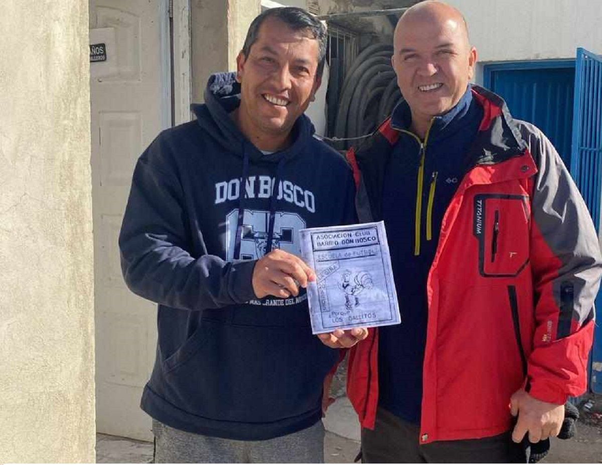 Badilla junto a uno de los hijos de René, quien llevó la revista a Zapala.&nbsp;