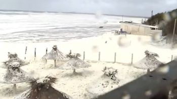 El extraño fenómeno se registró en la Costa Atlántica, azotada por una ciclogénesis. El extraño fenómeno se registró en la Costa Atlántica, azotada por una ciclogénesis.