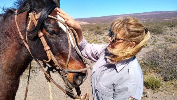 Erza marcó un hito como la primera guardafauna de Neuquén: conocé su historia