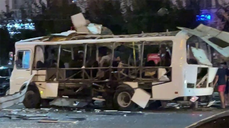 Tremendo: cuando subían los pasajeros, el colectivo explotó