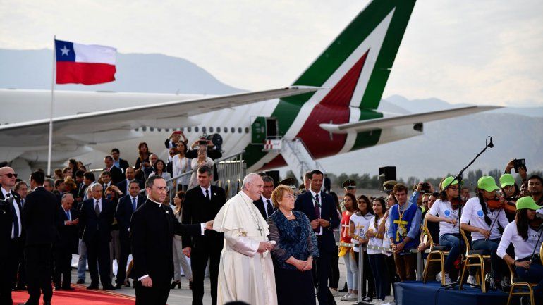 Francisco fue recibido por la presidenta chilena Michelle Bachelet en el aeropuerto de Santiago