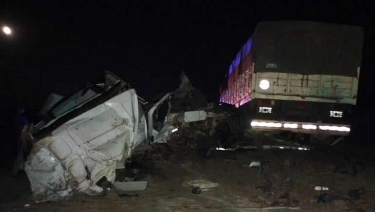 Tres muertos y siete heridos en un choque de dos camiones y un colectivo
