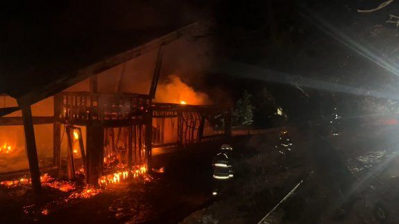 Se incendió por completo una casa de un barrio privado