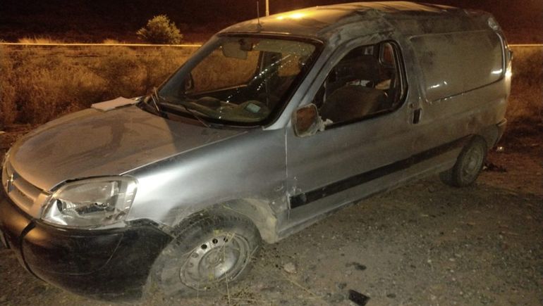 Iba haciendo zig zag por la ruta y volcó: está hospitalizado