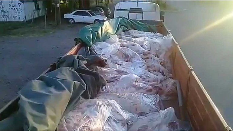 Atrapan un camión repleto de carne ilegal: llevaba 10 toneladas de asado para Navidad