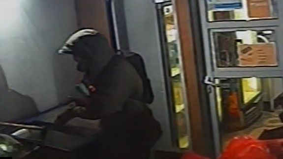 Impunidad: ladrón ignoró las cámaras para robar del frente de un comercio