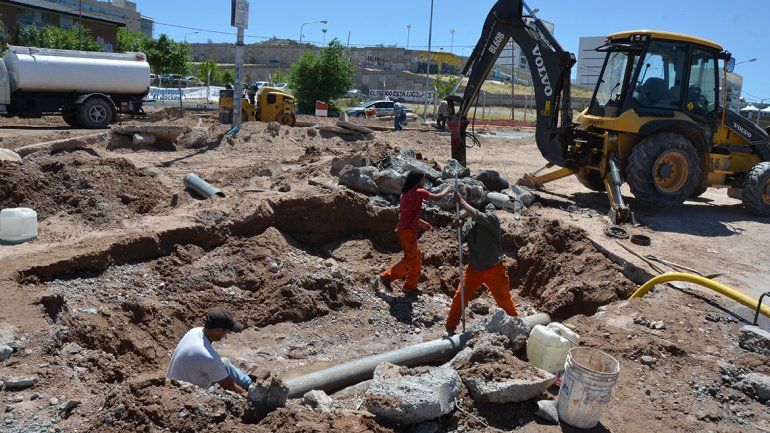 Se rompió un caño y formó una pileta en las obras del Metrobús: dos barrios sin agua