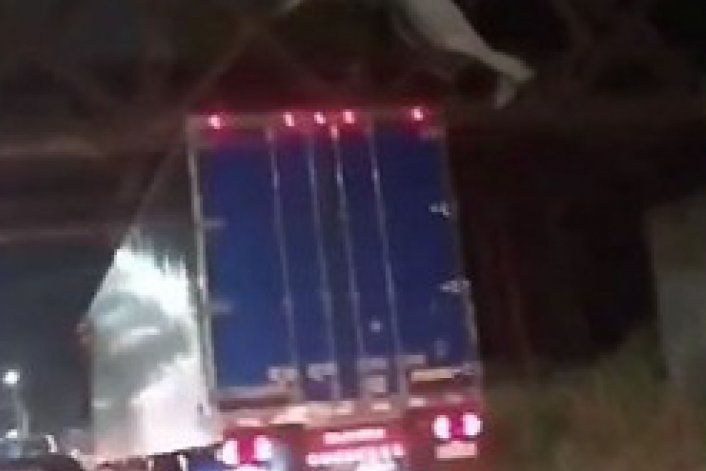 El camión quedó atascado en el puente de la ruta 151.&nbsp;