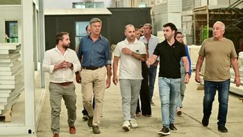 El gobernador de Chubut, Ignacio Torres, visitó la empresa que hará las casas para los damnificados por el derrumbe en Comodoro Rivadavia. El gobernador de Chubut, Ignacio Torres, visitó la empresa que hará las casas para los damnificados por el derrumbe en Comodoro Rivadavia.