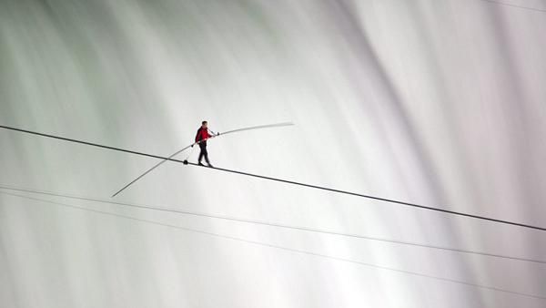 Equilibrista cruzó las cataratas del Niágara sobre un cable
